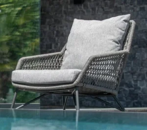 Fauteuil 4seasons extérieur design gris foncé en cordage au bord d'une piscine