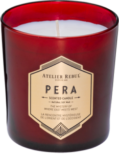 l s'agit d'une bougie parfumée Atelier Rebul Pera. Parfum unique aux notes de rose, patchouli, poivre rose, jasmin, orchidée, bois de santal et ambre noir. Cire de soja naturelle. Durée de combustion jusqu'à 45 heures. Le design chic en verre rouge ajoute une touche décorative à la maison.