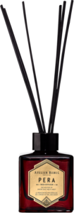 Diffuseur l s'agit d'une bougie parfumée Atelier Rebul Pera. Parfum unique aux notes de rose, patchouli, poivre rose, jasmin, orchidée, bois de santal et ambre noir. Cire de soja naturelle. Durée de combustion jusqu'à 45 heures. Le design chic en verre rouge ajoute une touche décorative à la maison.