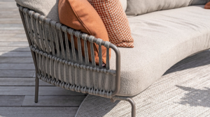Zoom sur le cordage, le coussin et les pieds d'un fauteuil 4seasons design de couleur bronze avec des coussins de couleurs posé dessus