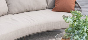 Zoom sur le coussin d'un fauteuil 4seasons design de couleur beige avec un coussin orange posé dessus