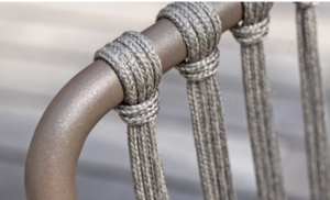Zoom sur la structure et le cordage d'un fauteuil 4seasons design de couleur bronze